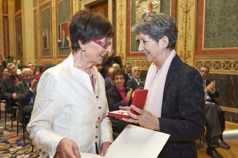Überreichung des Goldenen Ehrenzeichens: v.li. Generalsekretärin der Österreichischen Freunde von Yad Vashem Ulrike Schuster und Nationalratspräsidentin Barbara Prammer (S)