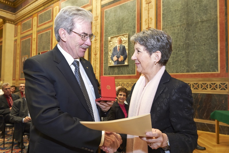 Überreichung des Goldenen Ehrenzeichens: v.li. Vorsitzender der Österreichischen Freunde von Yad Vashem Günther Schuster und Nationalratspräsidentin Barbara Prammer (S)