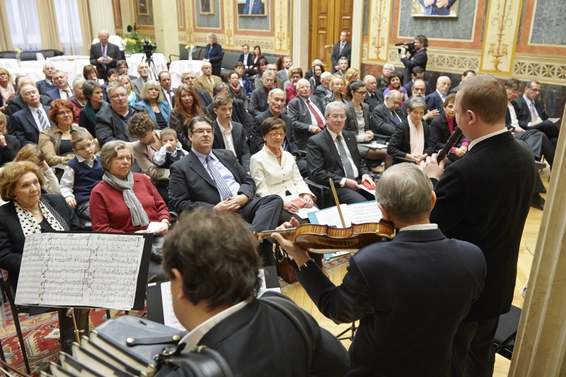 Blick Richtung VeranstaltungsteilnehmerInnen. Musikalische Umrahmung durch das Ensemble Klesmer Wien