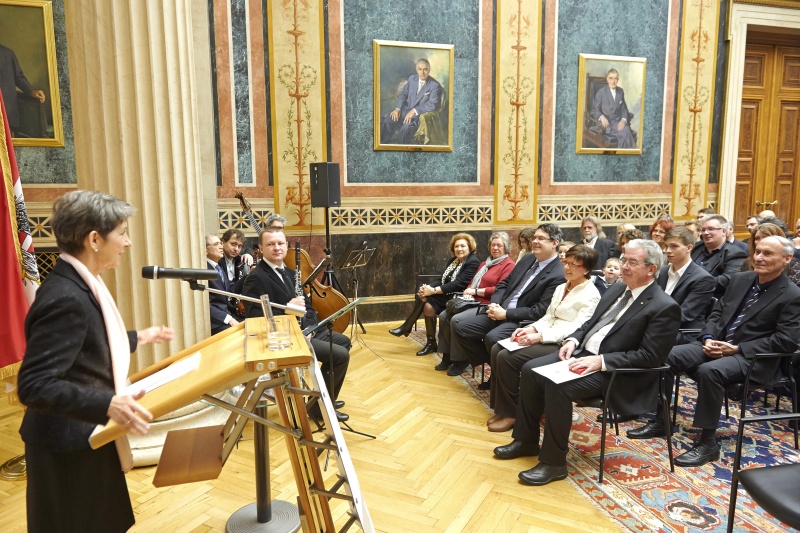 Blick Richtung VeranstaltungsteilnehmerInnen mit Nationalratspräsidentin Barbara Prammer (S) am Rednerpult