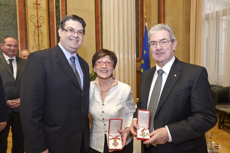 v.li. Präsident IKG Wien Oskar Deutsch, Generalsekretärin der Österreichischen Freunde von Yad Vashem Ulrike Schuster und Vorsitzender der Österreichischen Freunde von Yad Vashem Günther Schuster