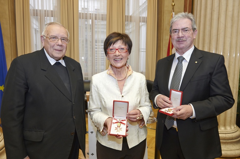 v.li. Bischof Maximilian Aichern, Generalsekretärin der Österreichischen Freunde von Yad Vashem Ulrike Schuster und Vorsitzender der Österreichischen Freunde von Yad Vashem Günther Schuster