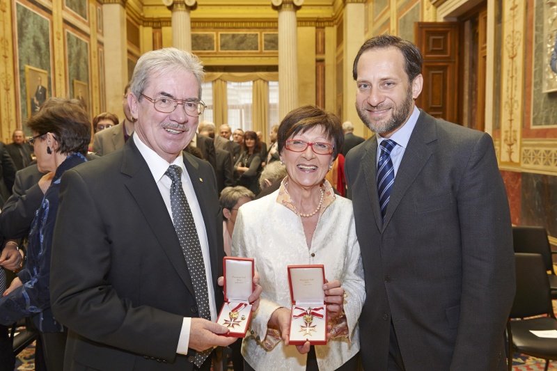 v.li. Vorsitzender der Österreichischen Freunde von Yad Vashehm Günther Schuster, Generalsekretärin der Österreichischen Freunde von Yad Vashem Ulrike Schuster und ehemaliger Österreichischer Botschafter in Israel Michael Rendi