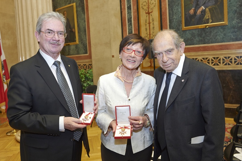 v.li. Vorsitzender der Österreichischen Freunde von Yad Vashem Günther Schuster, Generalsekretärin der Österreichischen Freunde von Yad Vashem Ulrike Schuster und Publizist Paul Lendvai