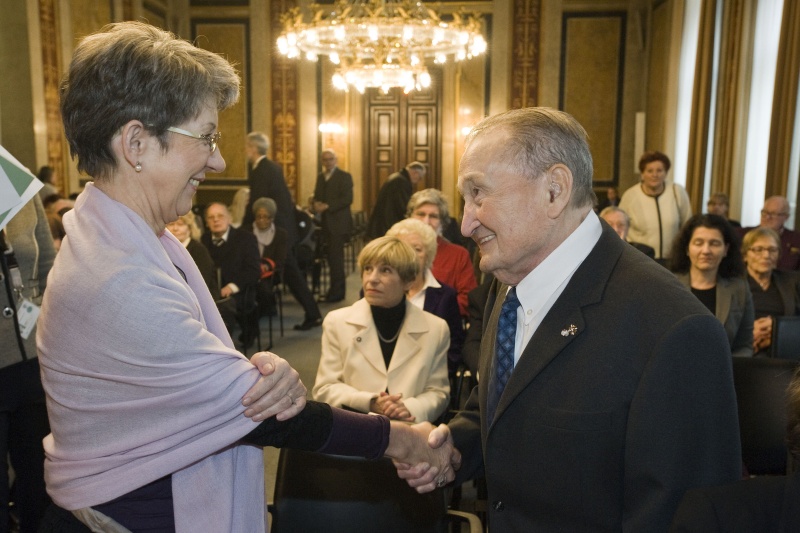 v.li.: Nationalratspräsidentin Barbara Prammer (S) begrüßt den Zeitzeugen Fritz Zawrel