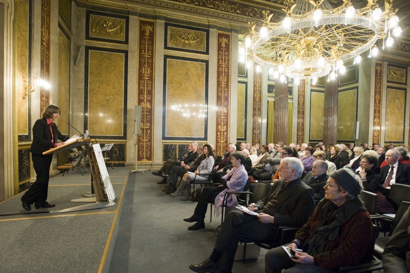 Blick Richtung VeranstaltungsteilnehmerInnen mit Aleida Assmann am Rednerpult