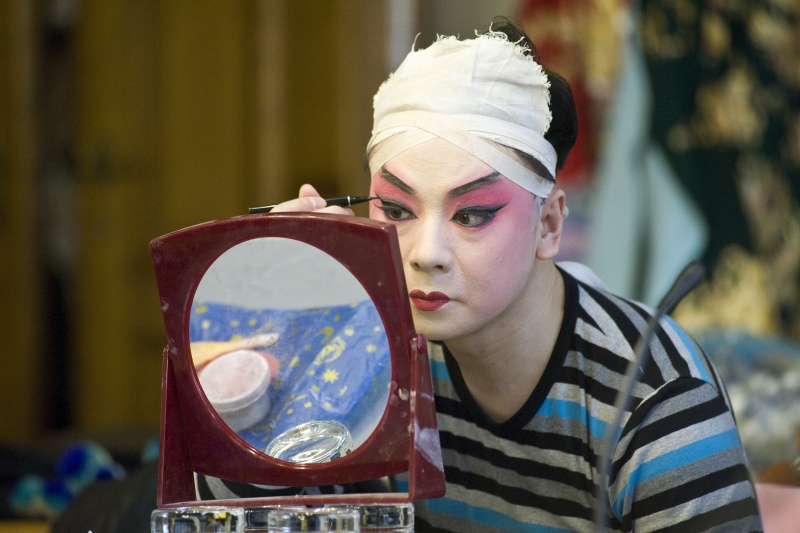 Ein Ensemblemitglied bei den Vorbereitungen