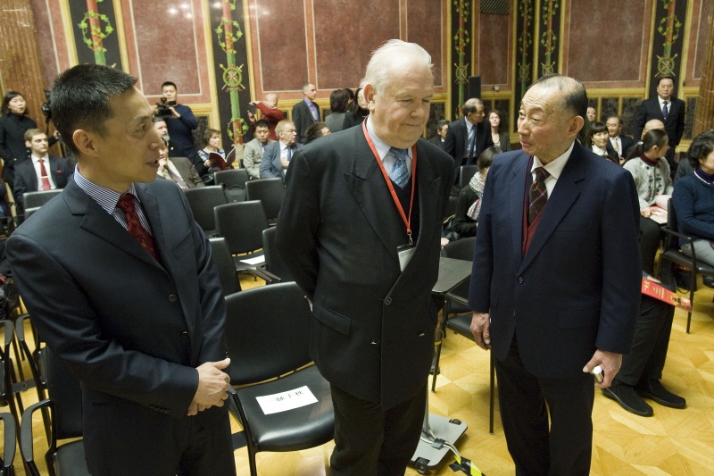 Blick Richtung VeranstaltungsteilnehmerInnen. v.li: Kulturrat Li Kexin, Gerd Kaminski und Peking-Oper-Künstler Mei Baojiu