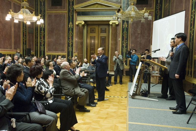 Blick Richtung VeranstaltungsteilnehmerInnen. Applaus für Peking-Oper-Kuenstler Mei Baojiu (Mitte, stehend)