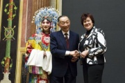 v.li: Ensemblemitglied des Peking Operntheaters, Peking-Oper-Künstler Mei Baojiu und Vizepräsidentin des Bundesrates Susanne Kurz (S)