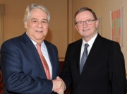 v.li.: Botschafter der Hellenischen Republik S.E. Themistoklis Dimidis wird von 2. Nationalratspräsident Karlheinz Kopf (V) begrüßt