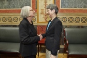 v.re.: Nationalratspräsidentin Barbara Prammer (S) begrüßt die Preisträgerin Inge M. Scherer