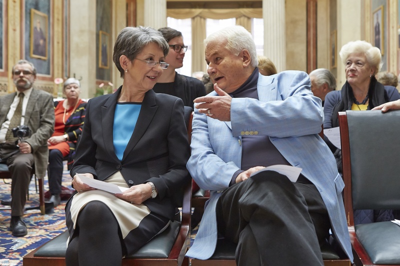 Im Publikum v.li.: Nationalratspräsidentin Barbara Prammer (S) im Gespräch mit Laudator Oswald Panagl