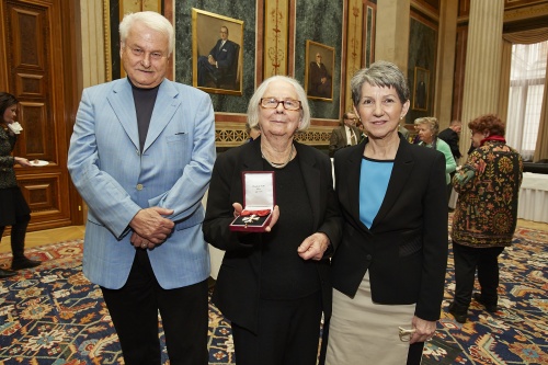 v.li.: Laudator Oswald Panagl, Preisträgerin Inge M. Scherer und Nationalratspräsidentin Barbara Prammer (S)