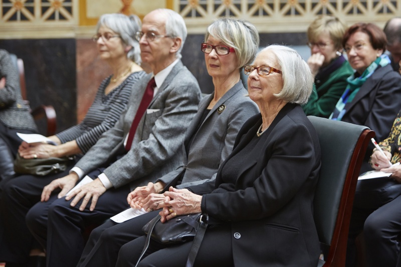 Blick ins Publikum mit Preisträgerin Inge M. Scherer (re.)