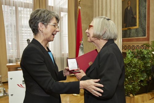 v.li.: Nationalratspräsidentin Barbara Prammer (S) überreicht das Österreichische Ehrenkreuz für Wissenschaft und Kunst an Inge M. Scherer