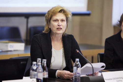 Parlamentsvizedirektorin Susanne Janistyn-Nóvak begrüßt die VeranstaltungsteilnehmerInnen