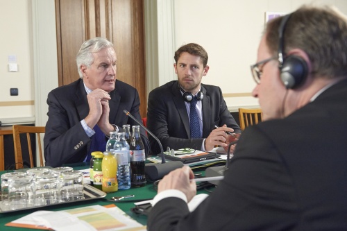Aussprache v.li.: EU-Kommissar Michael Barnier und Delegationsteilnehmer. Im Vordergrund Zweiter Nationalratspräsident Karlheinz Kopf (V)