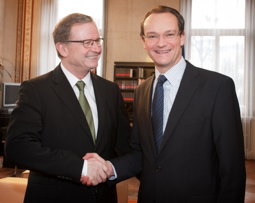 v.li.: Zweite Nationalratspräsident Karlheinz Kopf begrüßt den Ausschussvorsitzenden Gunther Krichbaum