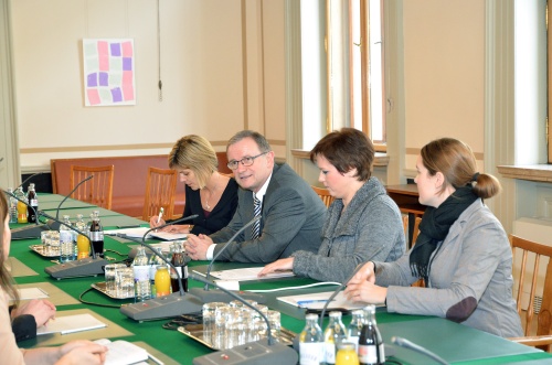 Österreichische Delegation: v.li.: Gerda Zweng, Zweiter Nationalratspräsident Karlheinz Kopf (V) und zwei Parlamentsbedienstete