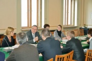 Der Zweite Nationalratspräsident Karlheinz Kopf (2.v.li., V) bei der Aussprache mit Jugendlichen aus der Ukraine