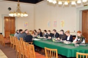 Jugendgruppe aus der Ukraine bei der Aussprache mit dem Zweiten Nationalratspräsidenten Karlheinz Kopf (V)
