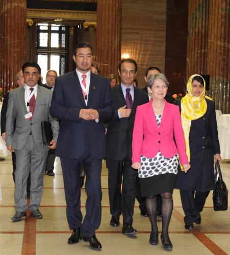 v.re.: Nationalratspäsidentin Barbara Prammer (S) und  Abdul Rauf Ibrahimi