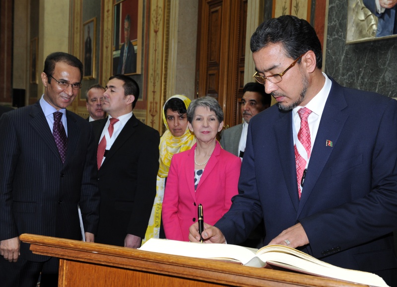 Abdul Rauf Ibrahimi beim Eintrag in das Gästebuch