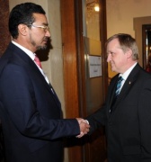 v.re.: Bundesratspräsident Michael Lampel (S) begrüßt Abdul Rauf Ibrahimi