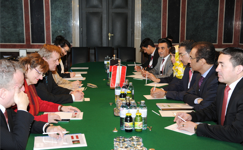 Aussprache.Linke Seite v.li.: Österreichische Delegation mit Bundesratspräsident Michael Lampel (S) (3.v.li.). Rechte Seite: Afghanische Delegation mit Abdul Rauf Ibrahimi (3.v.re.)