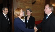 v.re.: Bundesratspräsident Michael Lampel (S) begrüßt eine Veranstaltungsteilnehmerin. Nationalratspräsidentin Barbara Prammer (S) (Mitte)