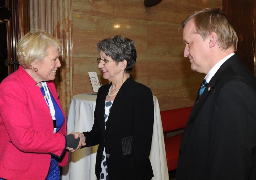 v.re.: Bundesratspräsident Michael Lampel (S), Nationalratspräsidentin Barbara Prammer (S) begrüßt eine Veranstaltungsteilnehmerin