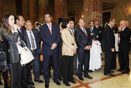 Blick in Richtung VeranstaltungsteilnehmerInnen mit dem afghanischen Parlamenspräsidenten Abdul Rauf Ibrahimi (4.v.li.) als Ehrengast.