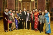 Botschafter der Republik China Zhao Bin (Mitte) mit TeilnehmerInnen der Veranstaltung