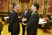 v.li: Vizepräsident des Bundesrates Harald Himmer im Gespräch mit Botschafter der Republik China Zhao Bin