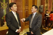 v.li.: Botschafter der Republik China Zhao Bin im Gespräch mit dem Präsidenten des Überseechinesenkomitees der ÖGCF Lin Yunlong