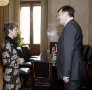 v.li.: Nationalratspräsidentin Barbara Prammer (S) begrüßt den Präsidenten des rumänischen Senats Crin Antonescu