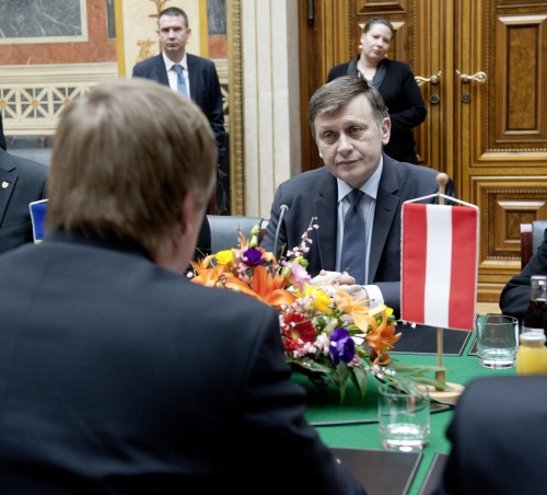 Der Präsident des rumänischen Senats Crin Antonescu bei der Aussprache mit Bundesratspräsident Michael Lampel (Vordergrund)