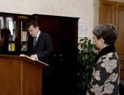 Der Präsident des rumänischen Senats Crin Antonescu beim Eintrag in das Gästebauch