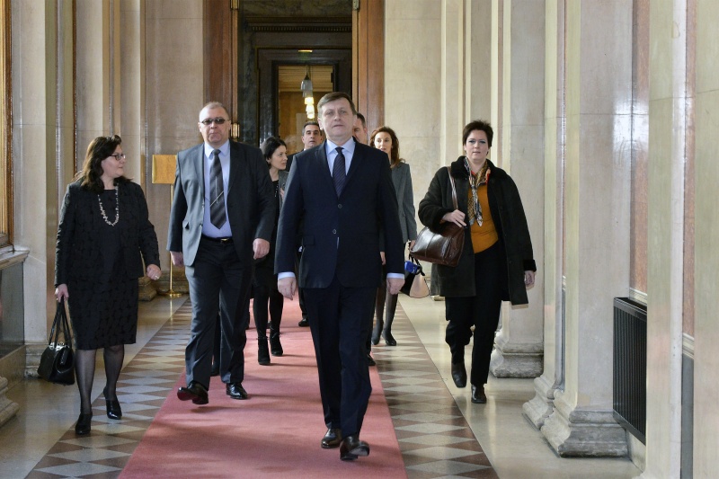 Rumänische Delegation mit dem Präsidenten des rumänischen Senats Crin Antonescu (2.v.re.)
