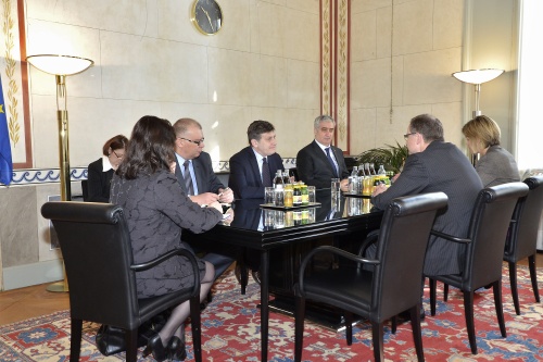 Rumänische Delegation mit dem Präsidenten des rumänischen Senats Crin Antonescu (4.v.li.) während der Aussprache mit dem Zweiten Nationalratspräsidenten Karlheinz Kopf (2.v.re., V)
