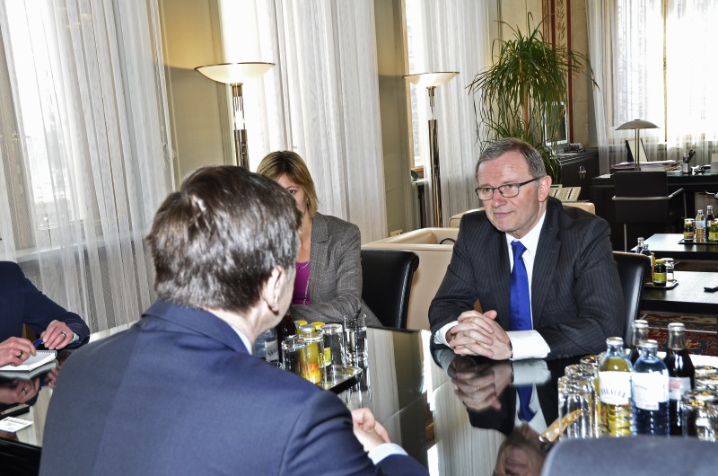 Der Zweite Nationalratspräsident Karlheinz Kopf (re., V) während der Aussprache mit dem Präsidenten des rumänischen Senats Crin Antonescu