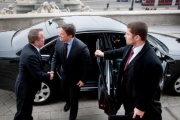 Begrüßung des Premierminister von Luxemburg Xavier Bettel (Mitte) durch einen Mitarbeiter der Parlamentsdirektion (li.)