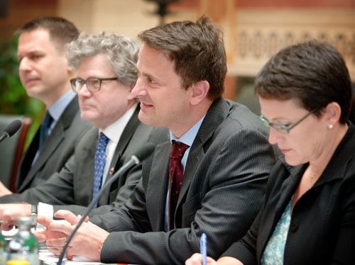 Aussprache: Luxemburgische Delegation mit dem Premierminister von Luxemburg Xavier Bettel (2.v.re.)
