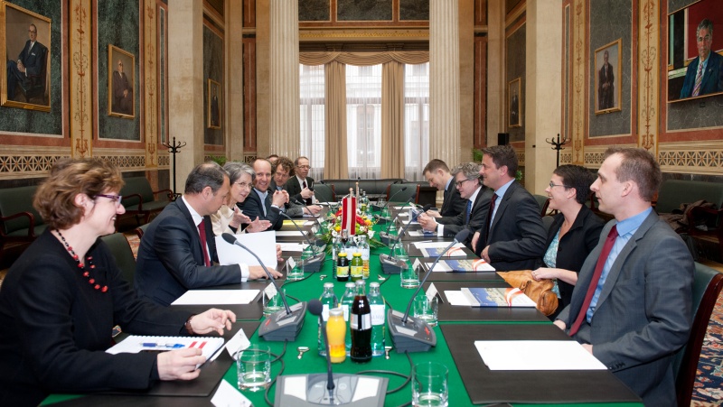 Aussprache. Linke Bildhälfte: Österreichische Delegation v.li.: Parlamentsbedienstete, Klubobmann Andreas Schieder (S), Nationalratspräsidentin Barbara Prammer, Klubobmann Matthias Strolz (N), Helfried Carl und ein Parlamentsbediensteter. Rechte Bildhälfte: Luxemburgische Delegation mit dem Premierminister von Luxemburg Xavier Bettel (3.v.re.)