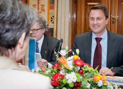 Der Premierminister von Luxemburg Xavier Bettel (re.) bei der Aussprache mit Nationalratspräsidentin Barbara Prammer (S)