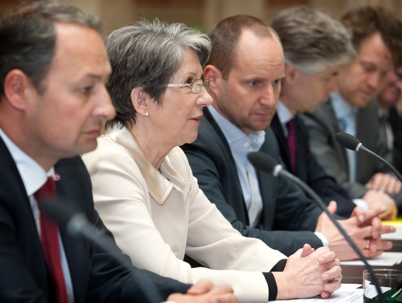 Aussprache. Österreichische Delegation: v.li.: Klubobmann Andreas Schieder (S), Nationalratspräsidentin Barbara Prammer (S), Klubobmann Matthias Strolz (N), Parlamentsdirektor Harald Dossi und Helfried Carl