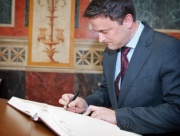 Der Premierminister von Luxemburg Xavier Bettel beim Eintrag in das Gästebuch
