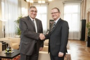Der Zweite Nationalratspräsident Karlheinz Kopf (2.v.li, V) begrüßt den  Botschafter von Armenien Arman Kirakossia.