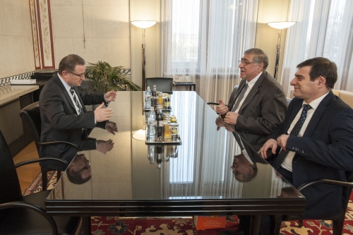 v.li. der Zweite Nationalratspräsident Karl-Heinz Kopf (V), der Botschafter von Armenien Arman Kirakossian und der Gesandte Ashot Alexanian bei der Aussprache